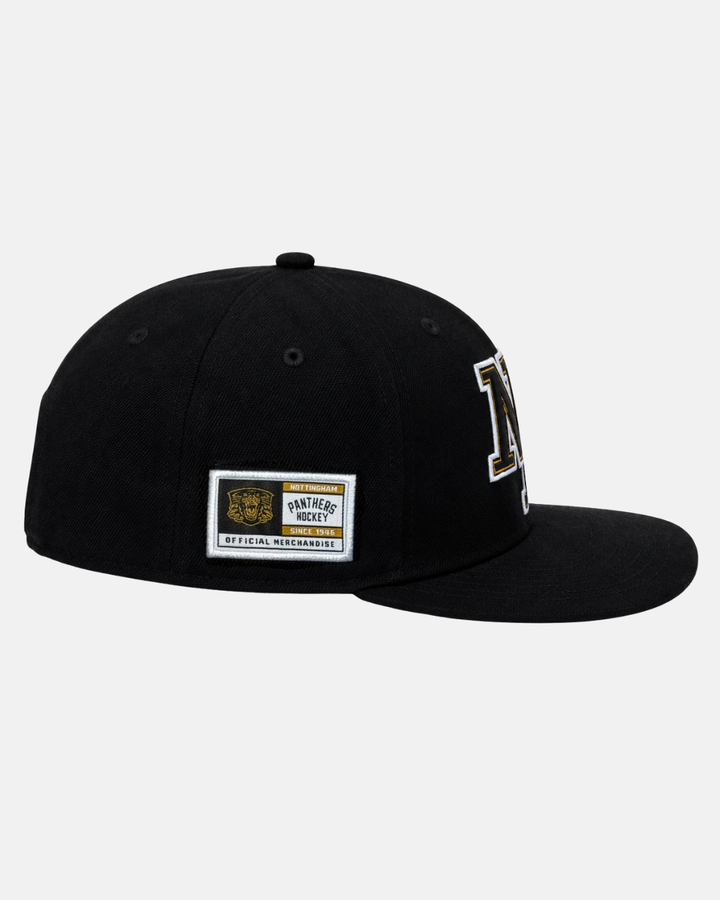 Show your Panthers pride with the 26-27 NP Logo Snapback from Panthersland. This black snapback cap features a flat brim, a bold embroidered “N” logo on the front, and a stitched side patch showcasing a bear with the text “PANTHERA HOCKEY”—the perfect accessory for any Nottingham Panthers fan.