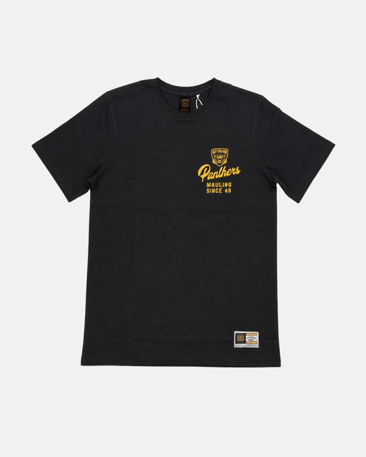The Panthersland 26-27 Slice T-Shirt is a black tee featuring a small yellow patch that reads “Panthers Mauling Since 48” on the left chest, along with a rectangular label near the bottom hem. Stylish and distinctive, it’s an essential addition to any Nottingham Panthers fan’s wardrobe.
